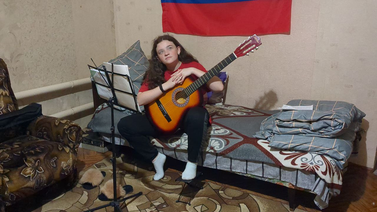 Анина мечта сбылась — Аня играет на гитаре