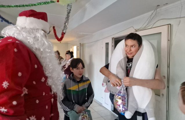Дед Мороз развозит подарки детям и взрослым в пунктах временного размещения ЛНР