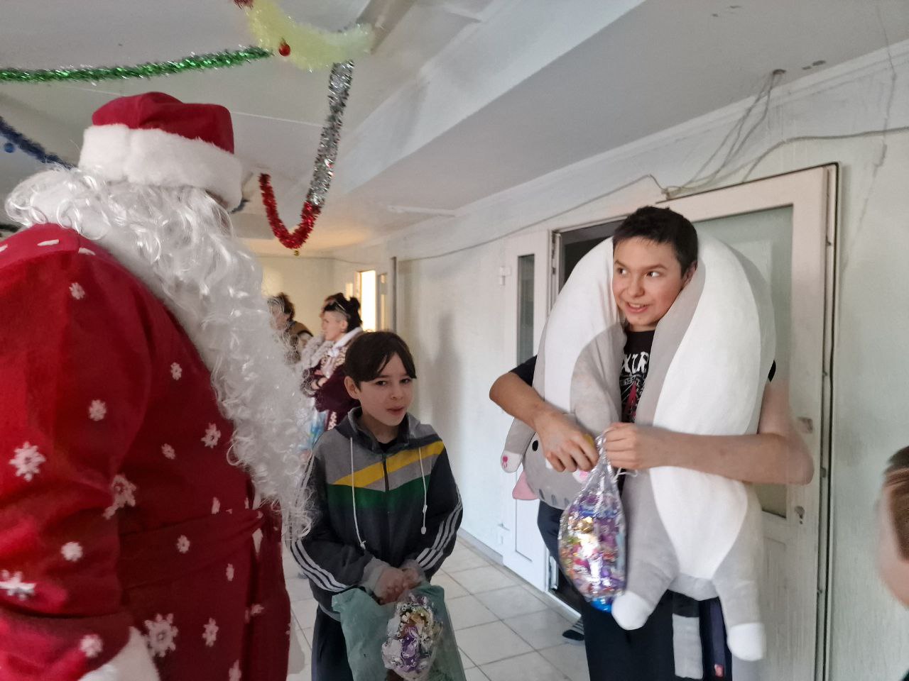 Дед Мороз развозит подарки детям и взрослым в пунктах временного размещения ЛНР