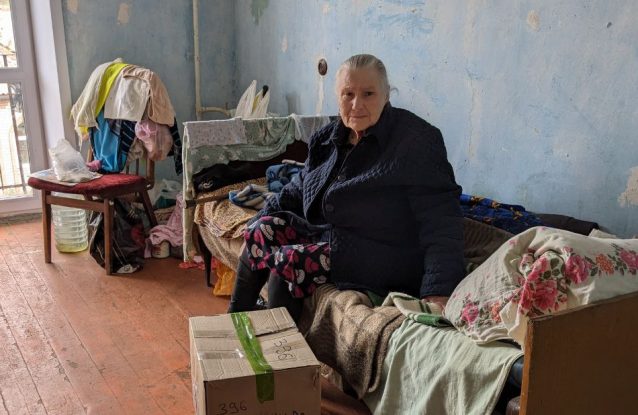 “Господи, помоги мне восстановить пенсию, я им Китекета куплю”: история Раисы Степановны, ставшей беженкой в 78 лет