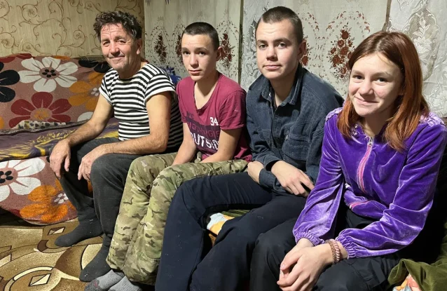 «Многодетный дедушка»: Юрий Иванович один воспитывает четырех внуков