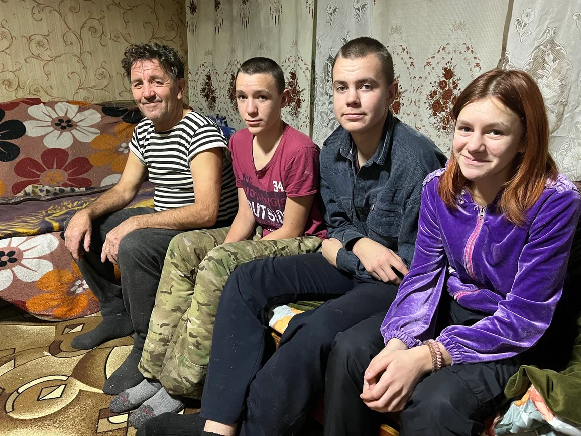 «Многодетный дедушка»: Юрий Иванович один воспитывает четырех внуков