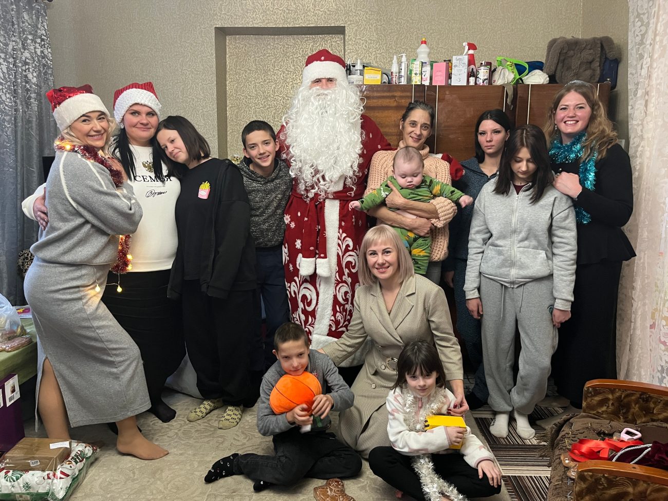 Дом, в котором тепло каждому: многодетная семья отметила Новый год в собственном жилье