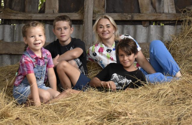 5 историй семей, которым мы помогли: в России отмечают День НКО