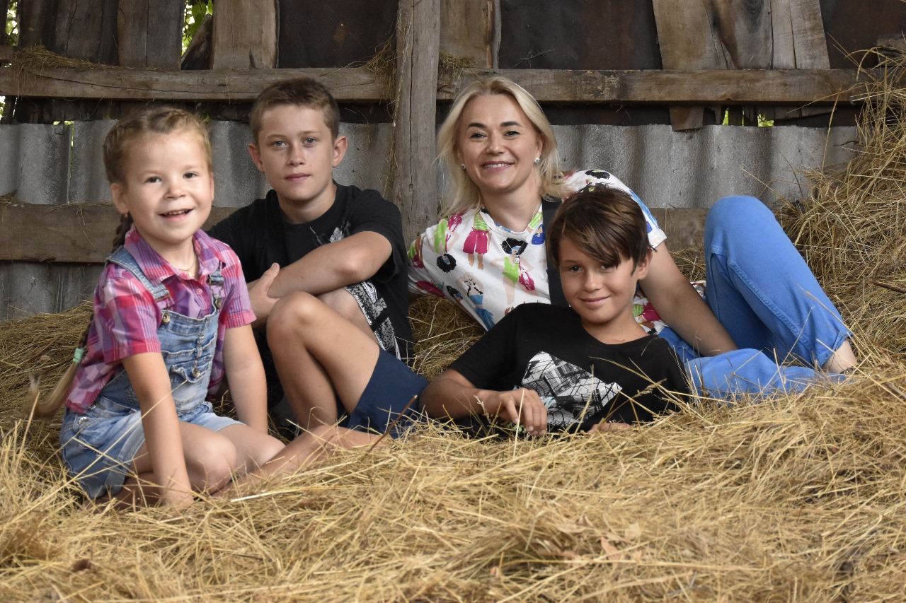 5 историй семей, которым мы помогли: в России отмечают День НКО