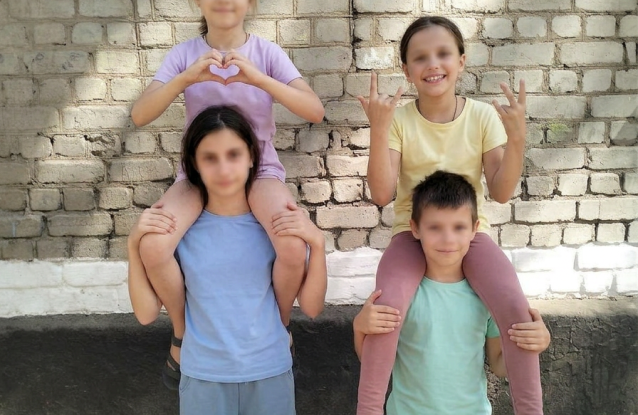 Помочь маме и семерым детям снова быть вместе