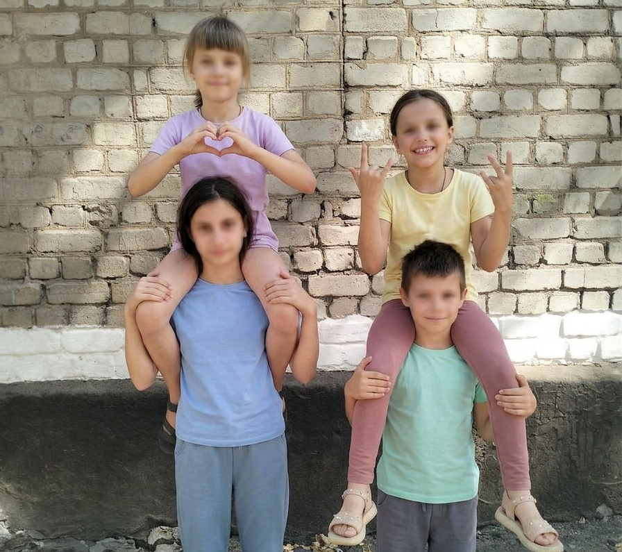 Помочь маме и семерым детям снова быть вместе