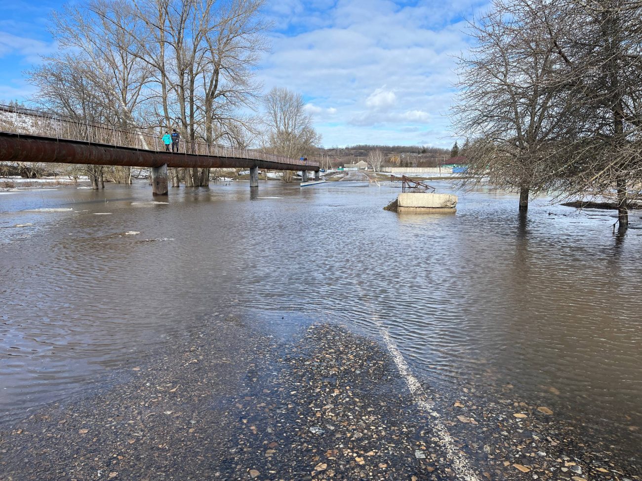 Один день из жизни фонда, Или как мы перебирались через реку, чтобы доставить помощь семье